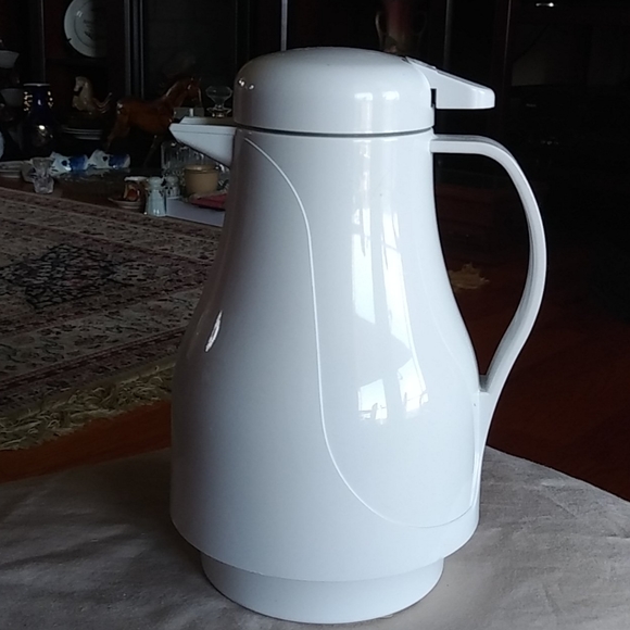 Rubbermaid Other - Fab Rubbermaid coffee thermos pitcher New